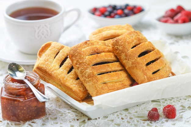 Tortas caseiras de massa folhada com framboesas e mirtilos