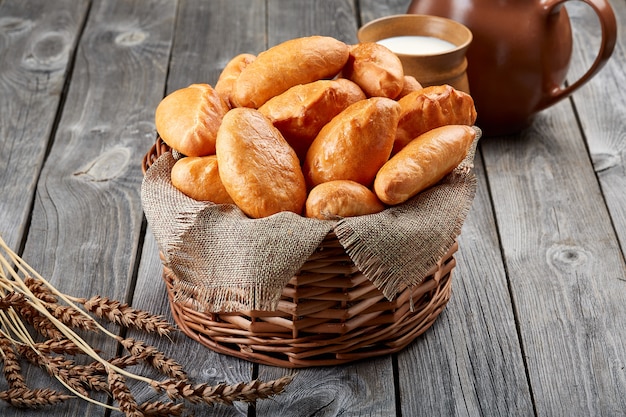 Tortas caseiras do forno estão na cesta. Produtos de panificação tradicional.