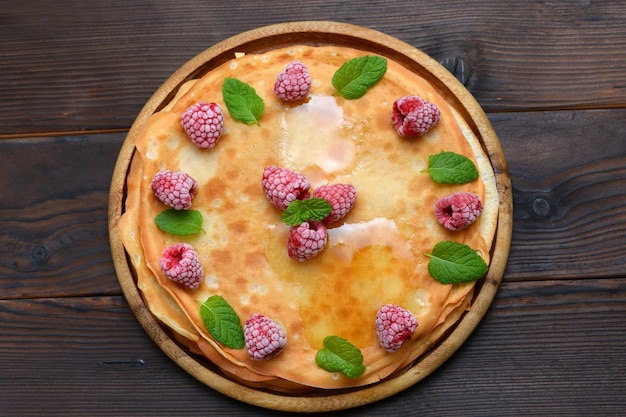 Tortas caseras tortitas finas con miel y frambuesas planas