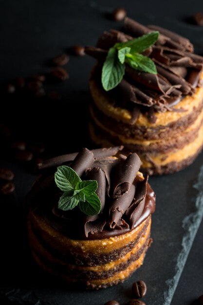 Tortas de chocolate en pizarra.