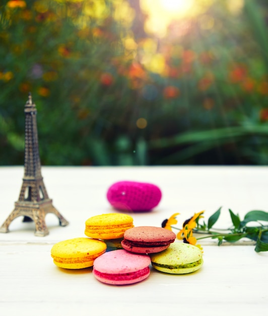 Tortas de colores macarons sobre una mesa blanca