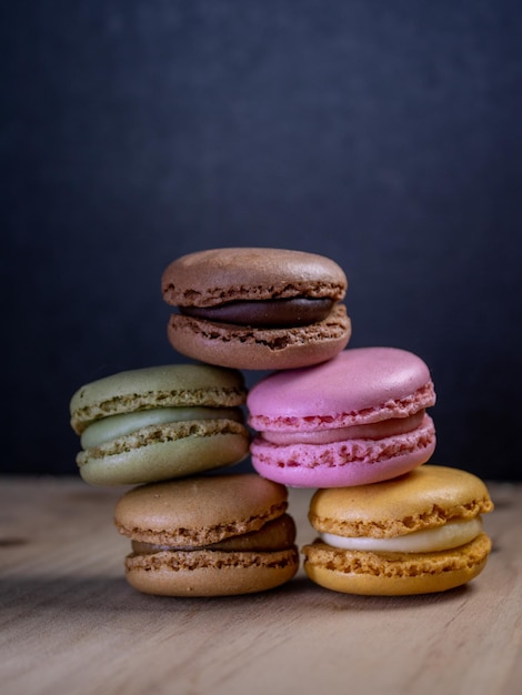 Tortas de colores en la mesa de madera, vista cercana