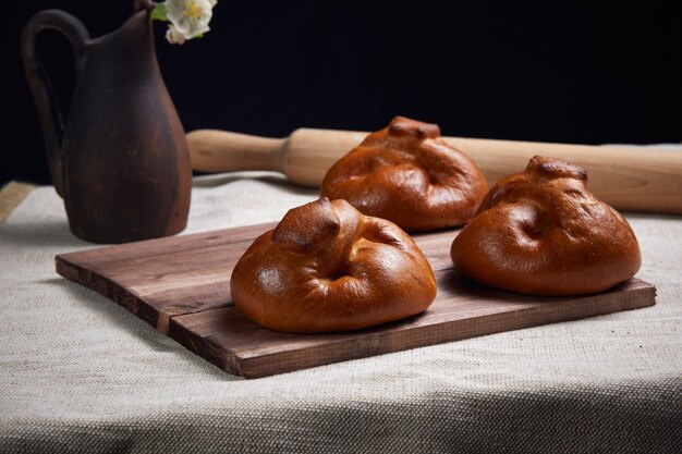 Tortas com geléia na mesa de madeira