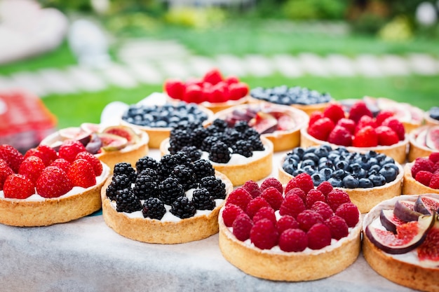 Tortas de frutas e frutas vermelhas na mesa