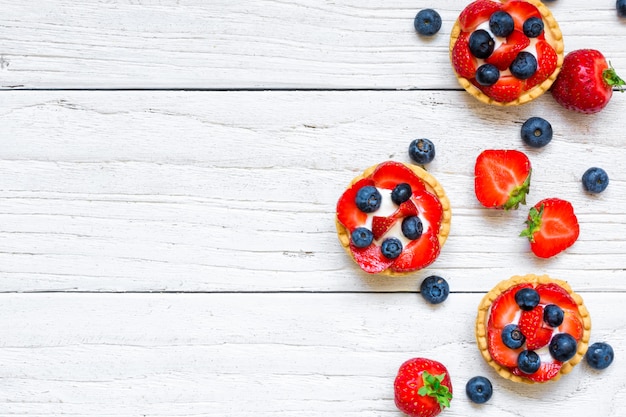 Tortas de frutas frescas com morango e mirtilo com frutas frescas