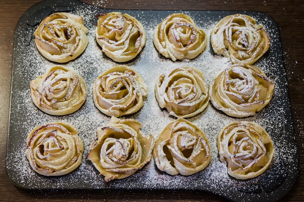 Tortas de maçã assadas em forma de rosas