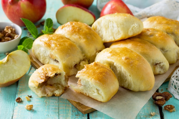 Tortas de maçã caseiras com maçãs frescas e nozes