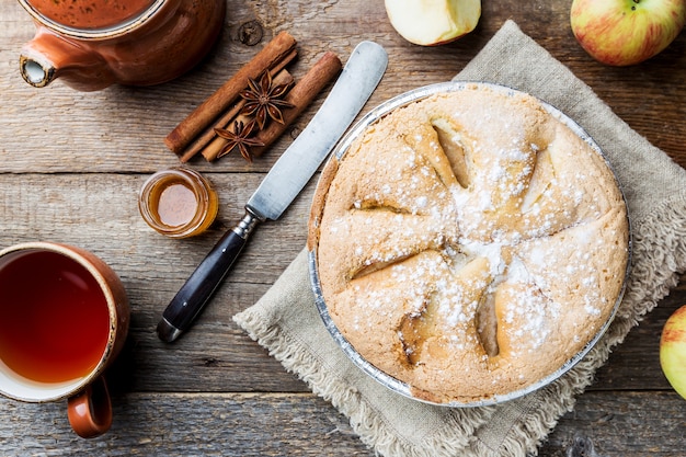 Tortas de maçã e ingredientes em madeira