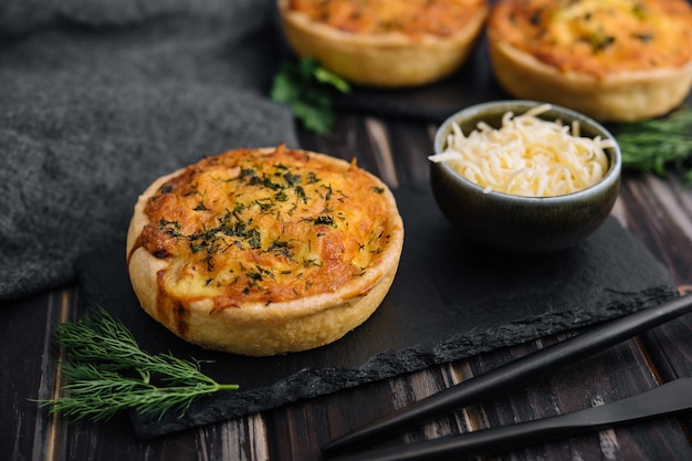 Tortas de omelete de queijo cheddar e cebolinha servidas na tábua de madeira