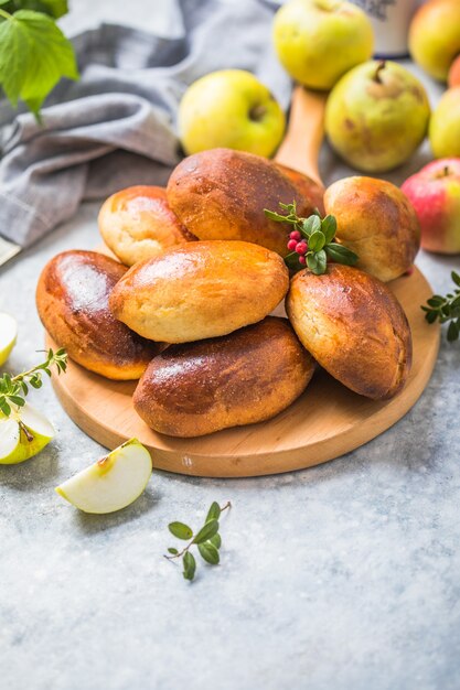 Tortas de pirogi assadas prontas com maçã