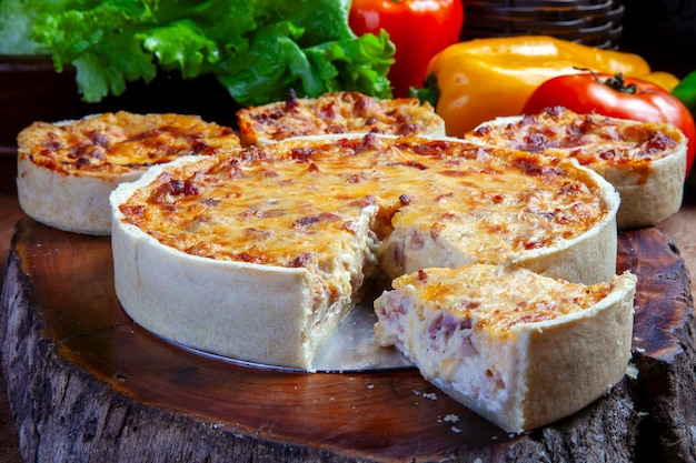 Foto tortas de queijo com legumes alimentos vegetais variados