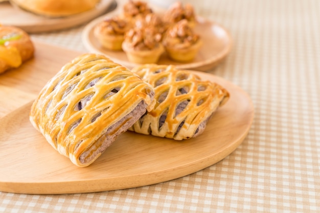 Tortas de taro na mesa