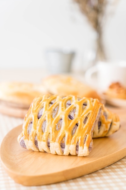 tortas de taro na mesa