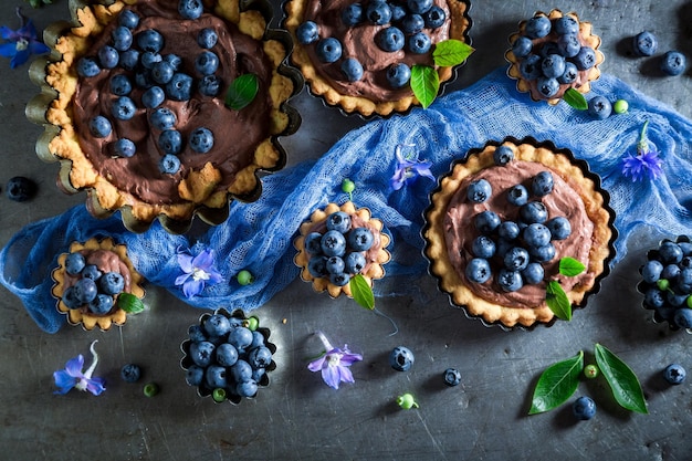 Tortas deliciosas e crocantes feitas de creme marrom e frutas