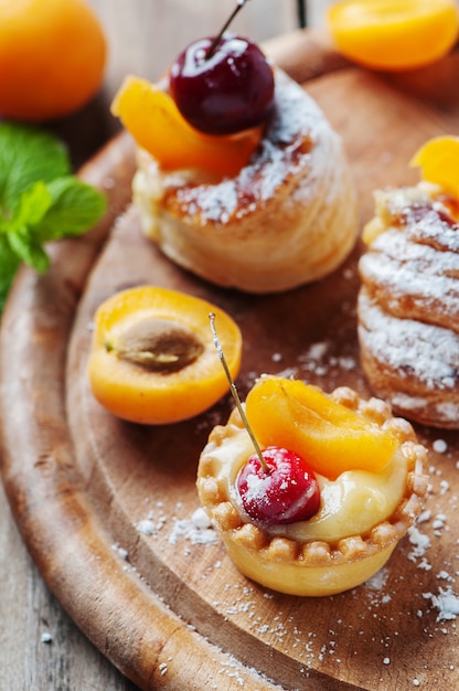 Tortas doces com cerejas e damasco