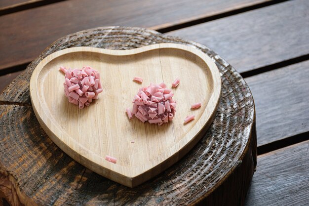 Tortas de dos brigadiers en una tabla de madera