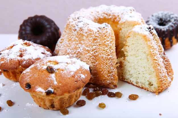 Tortas dulces del desierto fresco en la mesa