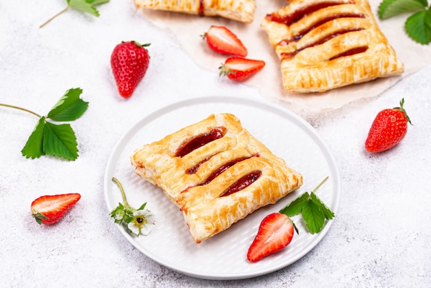 Tortas dulces de hojaldre con fresa