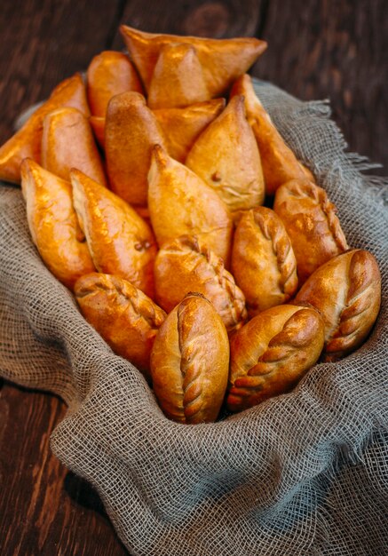 tortas em um fundo de madeira