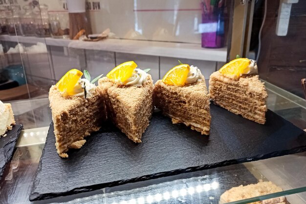 Tortas en el escaparate de una cafetería.