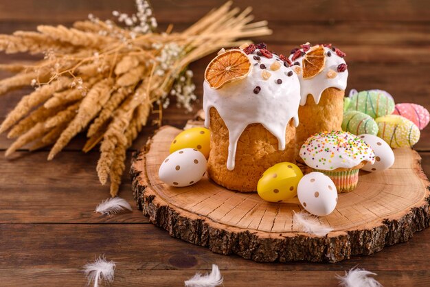 Tortas festivas con nueces de glaseado blanco y pasas en la mesa festiva