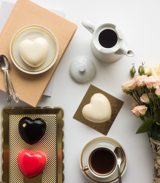 Foto tortas en forma de corazón para el día de san valentín. vista superior. lay flat