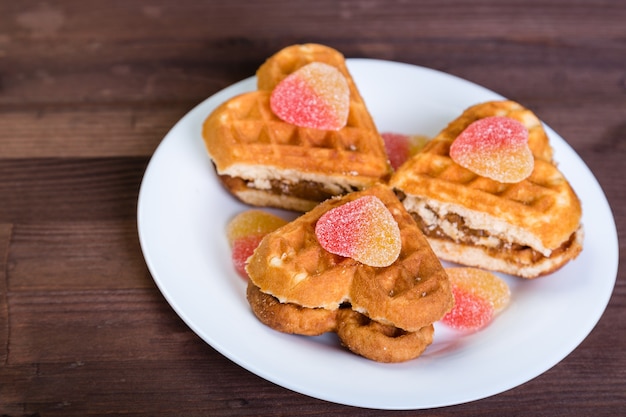 Tortas en forma de corazones en un plato blanco.