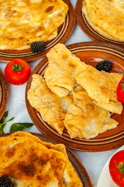 Tortas fritas tradicionais da romênia com batata, queijo e repolho comida romena