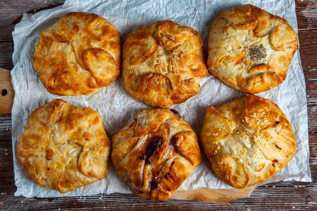 Tortas fritas tradicionais da Romênia com batata, queijo e repolho