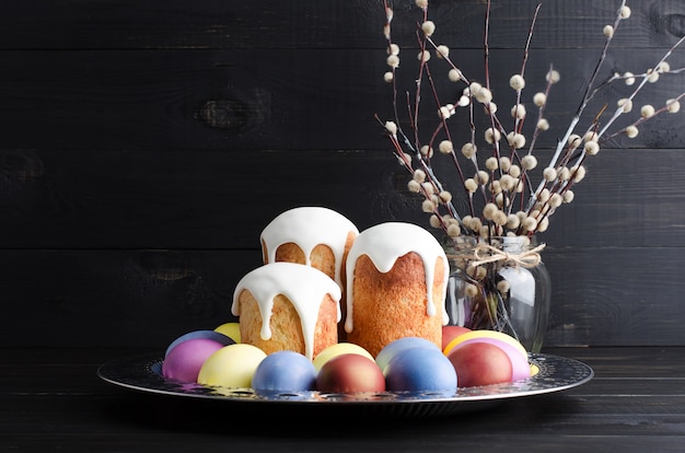 Tortas y huevos de Pascua en un fondo oscuro, rústico, de madera