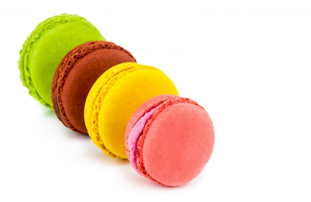 Tortas de macarons de colores. Pequeños pasteles franceses. Macarrones franceses dulces y coloridos