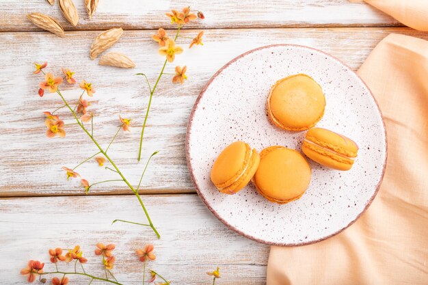 Tortas de macarons o macarons de naranja con taza de jugo de albaricoque