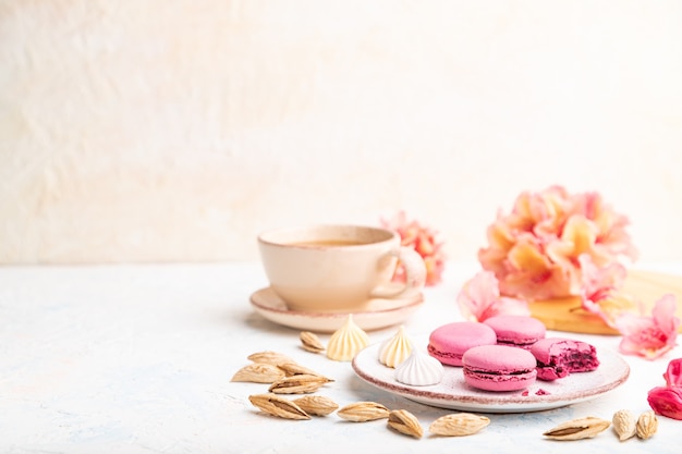 Tortas de macarons o macarrones morados con taza de café