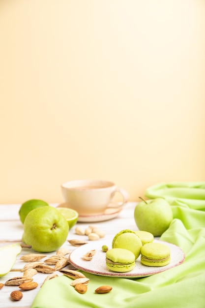 Tortas de macarons o macarrones verdes con taza de café