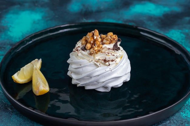 Tortas de merengue de Pavlova con crema batida y hojas de menta de fresas frescas Enfoque selectivo