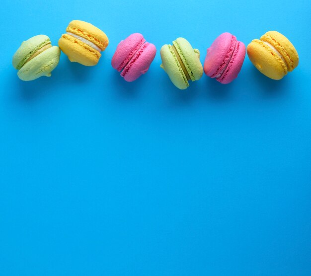 Tortas multicolores de harina de almendras con crema.