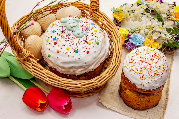 Tortas de Pascua en el fondo blanco de la masilla. Pan festivo ortodoxo tradicional
