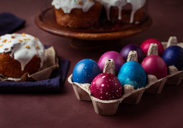 Tortas de Pascua, huevos de colores en caja de cartón