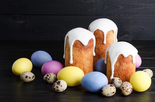 Tortas de Pascua y pollo, huevos de codorniz sobre un fondo oscuro