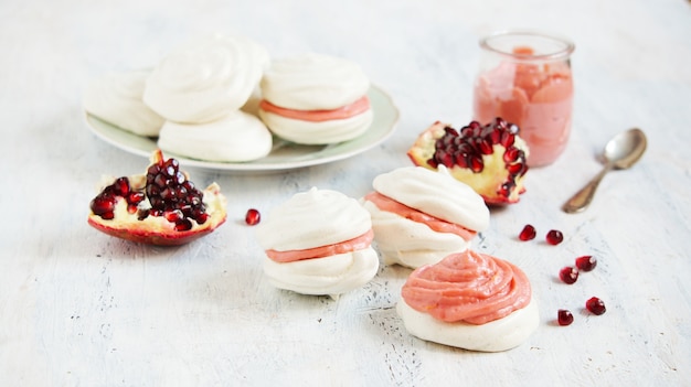 Tortas pequeñas de merengue con limón y granada cuajada