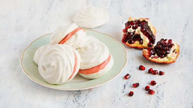 Tortas pequeñas de merengue con limón y granada cuajada