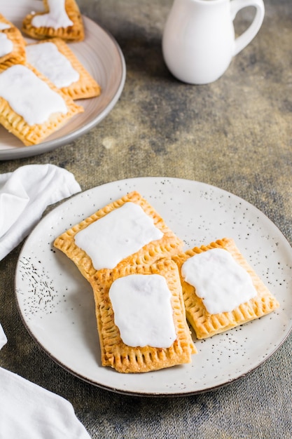 Tortas pop vitrificadas caseiras prontas em um prato na mesa Pastelaria americana Vista vertical