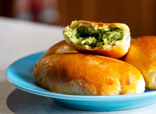 Tortas quentes frescas em uma placa azul fechada O conceito de comidas caseiras deliciosas e saudáveis