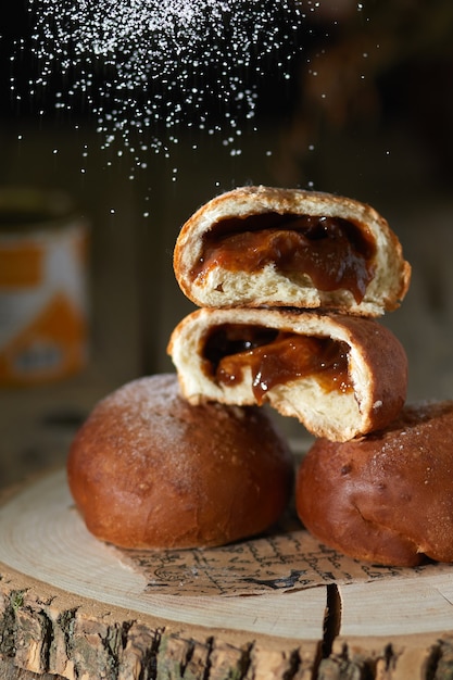 Foto tortas recheadas em placa de madeira