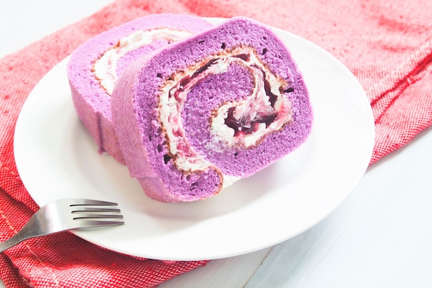 Tortas de rollo de arándanos en plato blanco