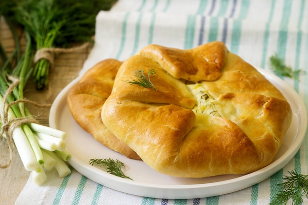 Tortas romenas e moldavas caseiras tradicionais - Placinta, servidas com vinho. Estilo rústico.