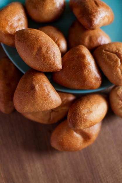 Foto tortas russas em um prato azul