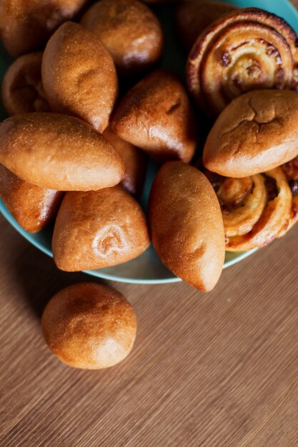 Foto tortas russas em um prato azul