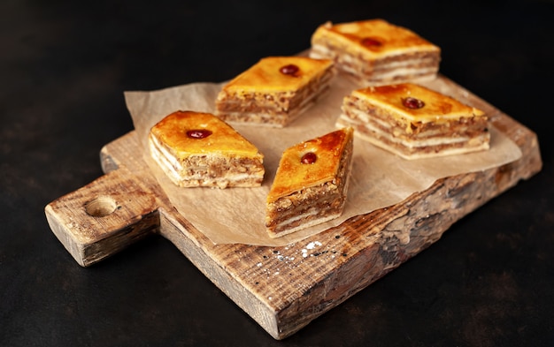 tortas en una tabla de cortar sobre un fondo de piedra