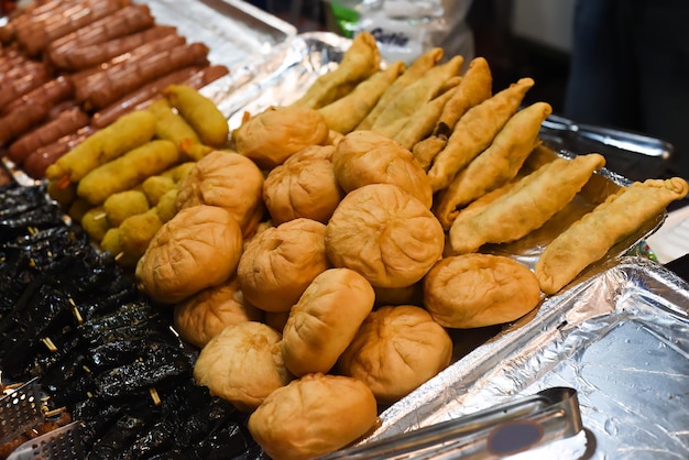 Tortas vietnamitas com carne e cebola em um mercado noturno no festival gastronômico